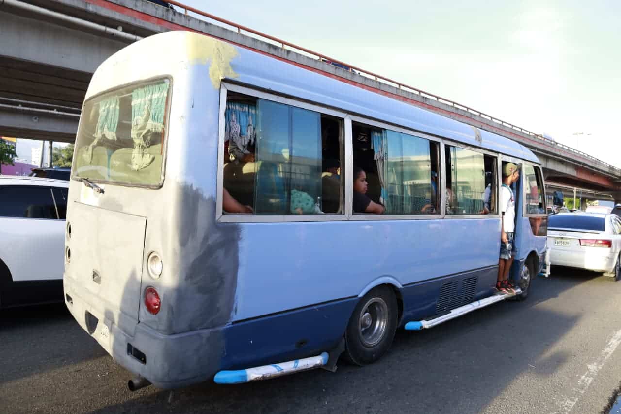 Las guaguas voladoras iban llenas de pasajeros la tarde de este martes. 