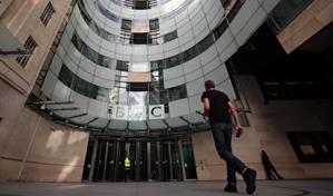 Starmer promete defender una BBC fuerte e independiente ante posible demanda de Trump