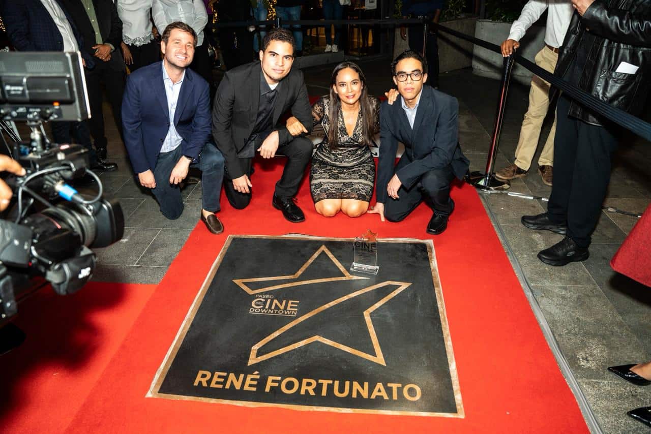 Gregory Quinn, ejecutivo de Caribbean Cinemas, junto a Matty Vásquez, viuda del cineasta René Fortunato, y los hijos que procreó con el destacado realizador dominicano, durante el desvelado de la estrella póstuma en su honor en el Paseo de las Estrellas del Cine Dominicano en Downtown Center.<br>