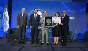 El Foro Económico El Dinero reconoce a Valdez Albizu por su trayectoria y aportes