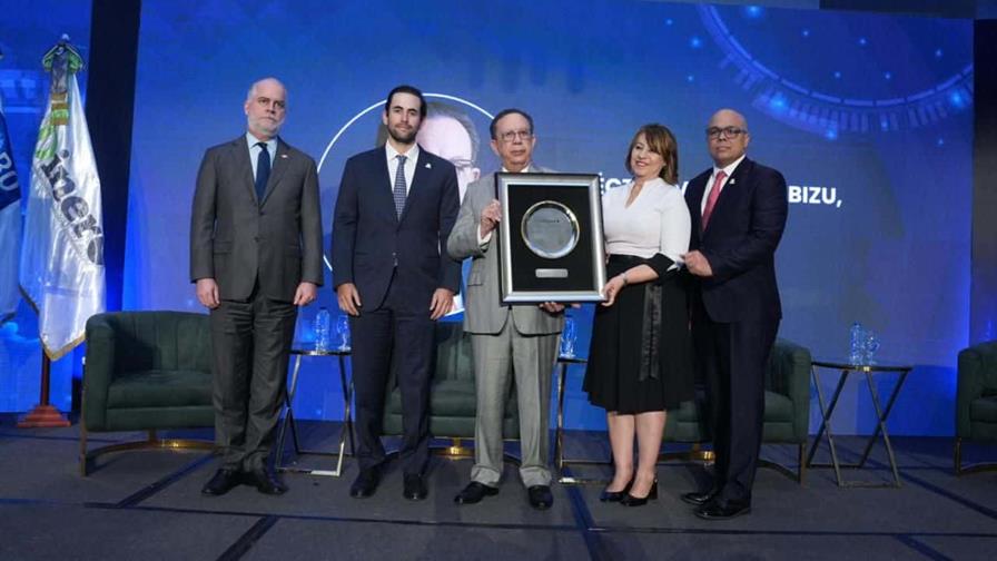 El Foro Económico El Dinero reconoce a Valdez Albizu por su trayectoria y aportes El Foro Económico El Dinero reconoce a Valdez Albizu por su trayectoria y aportes