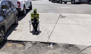 Deterioro del asfalto en badén de Gascue requiere reparación preventiva