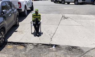 Deterioro del asfalto en badén de Gascue requiere reparación preventiva