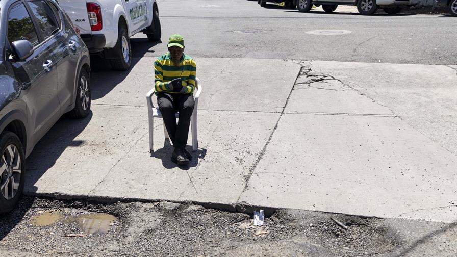 Deterioro del asfalto en bad&eacute;n de Gascue requiere reparaci&oacute;n preventiva