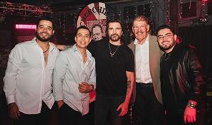 La Arrolladora Banda el Limón se une con Juanes en nueva versión de Una noche contigo