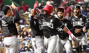 Los Leones del Escogido le lanzan nueve argollas al Licey en el Quisqueya