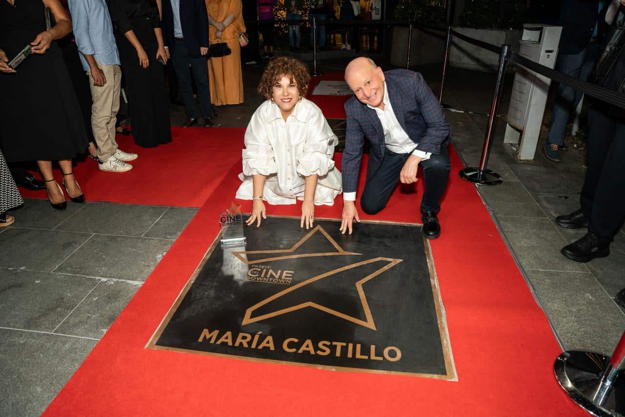 La actriz y directora María Castillo, junto al presidente de Caribbean Cinemas, Robert Carrady, durante el develado de su estrella en el Paseo de las Estrellas del Cine Dominicano en Downtown Center.<br>