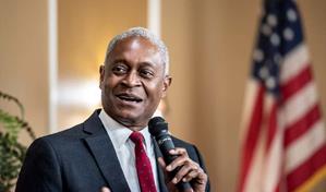 Presidente de la Fed de Atlanta se retira en plena ofensiva de Trump contra la entidad