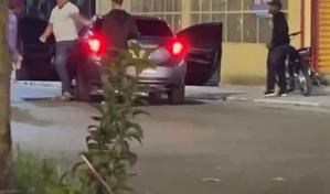 Se entregan los cuatro hombres que muestra un video asaltando a un ciudadano en la Charles de Gaulle