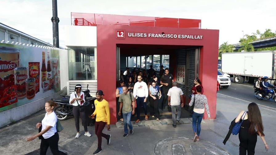Estábamos vueltos locos: el blackout dejó varados a miles en el Metro de Santo Domingo
