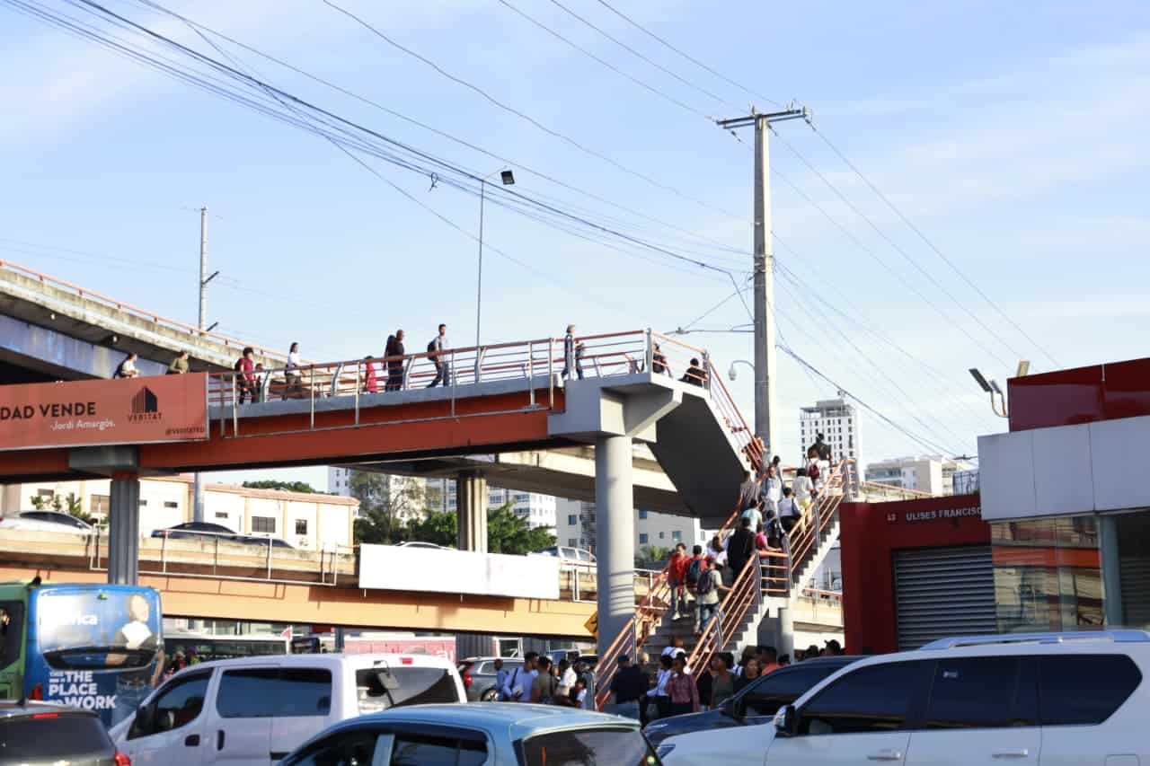 Caos en las calles y transporte llenos tras el apagón general.