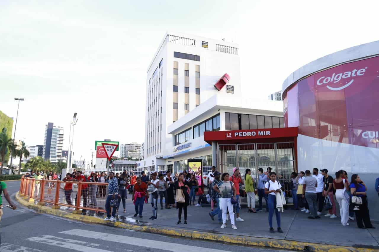 El apagón general provocó largas esperas y sobrecupo en el transporte urbano.