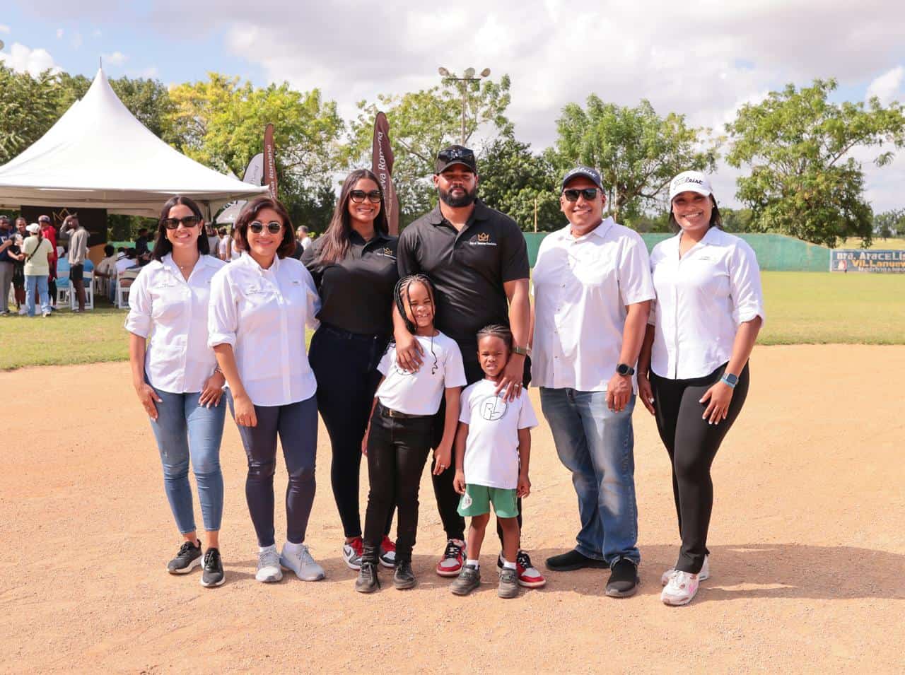 Reynaldo López y su esposa con los ejecutivos de Playa Nueva Romana.