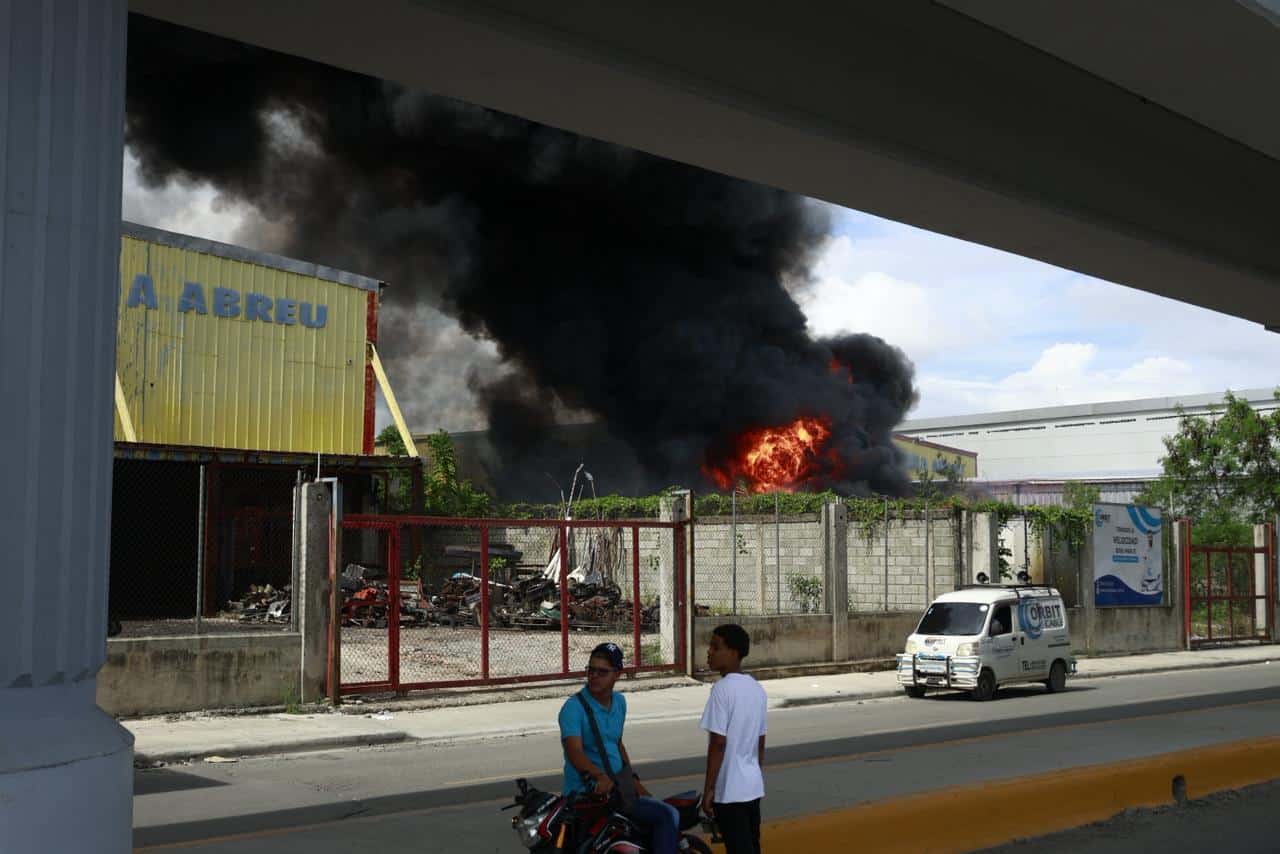 El incendio provocó una nube de humo.