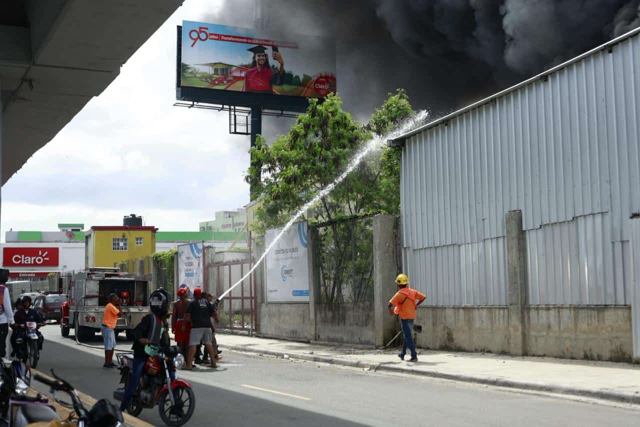 Bomberos combaten las llamas en el depósito de cables eléctricos afectado por el incendio