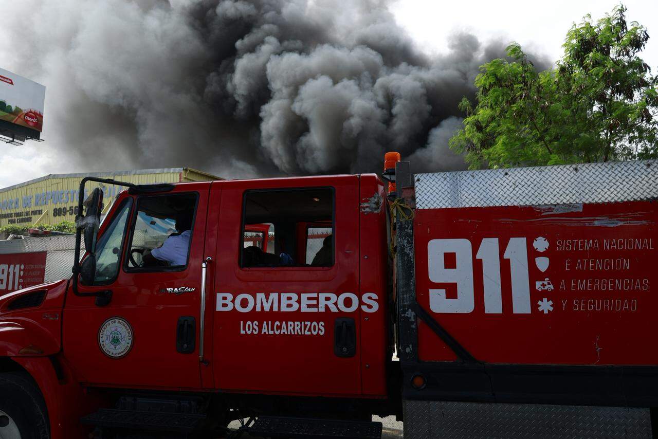 Camión del Cuerpo de Bomberos trabaja en la zona afectada por el incendio.