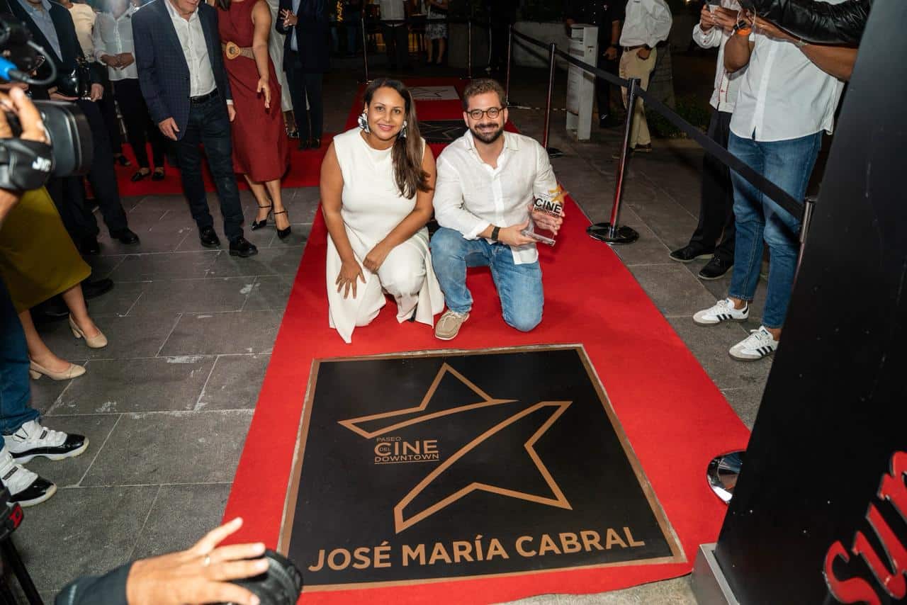 Zumaya Cordero, directora de Operaciones de Caribbean Cinemas, junto al cineasta José María Cabral, durante el desvelado de su estrella en el Paseo de las Estrellas del Cine Dominicano en Downtown Center.<br>