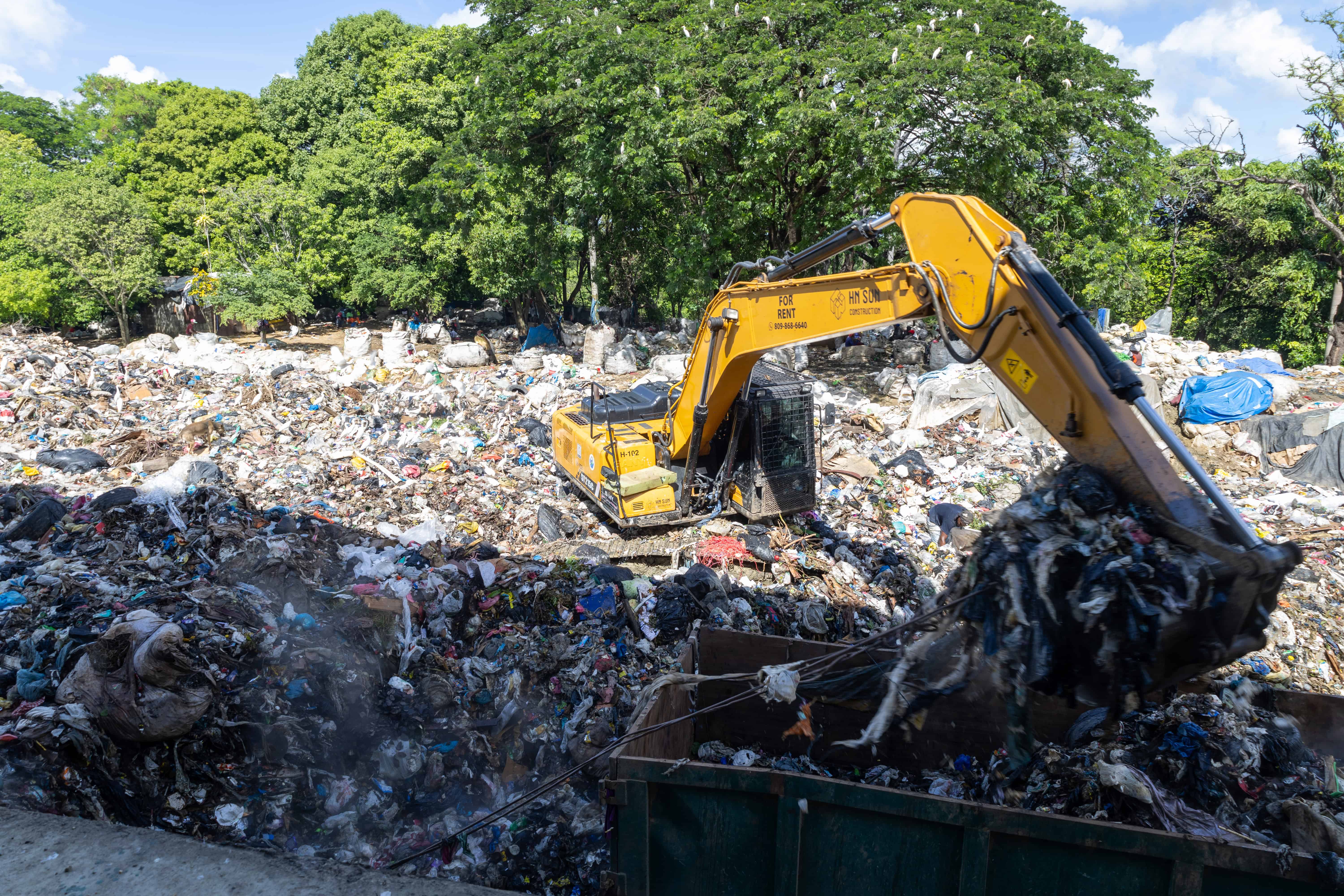Las palas mecánicas trabajan permanentemente para disminuir la cantidad de basura en el área.