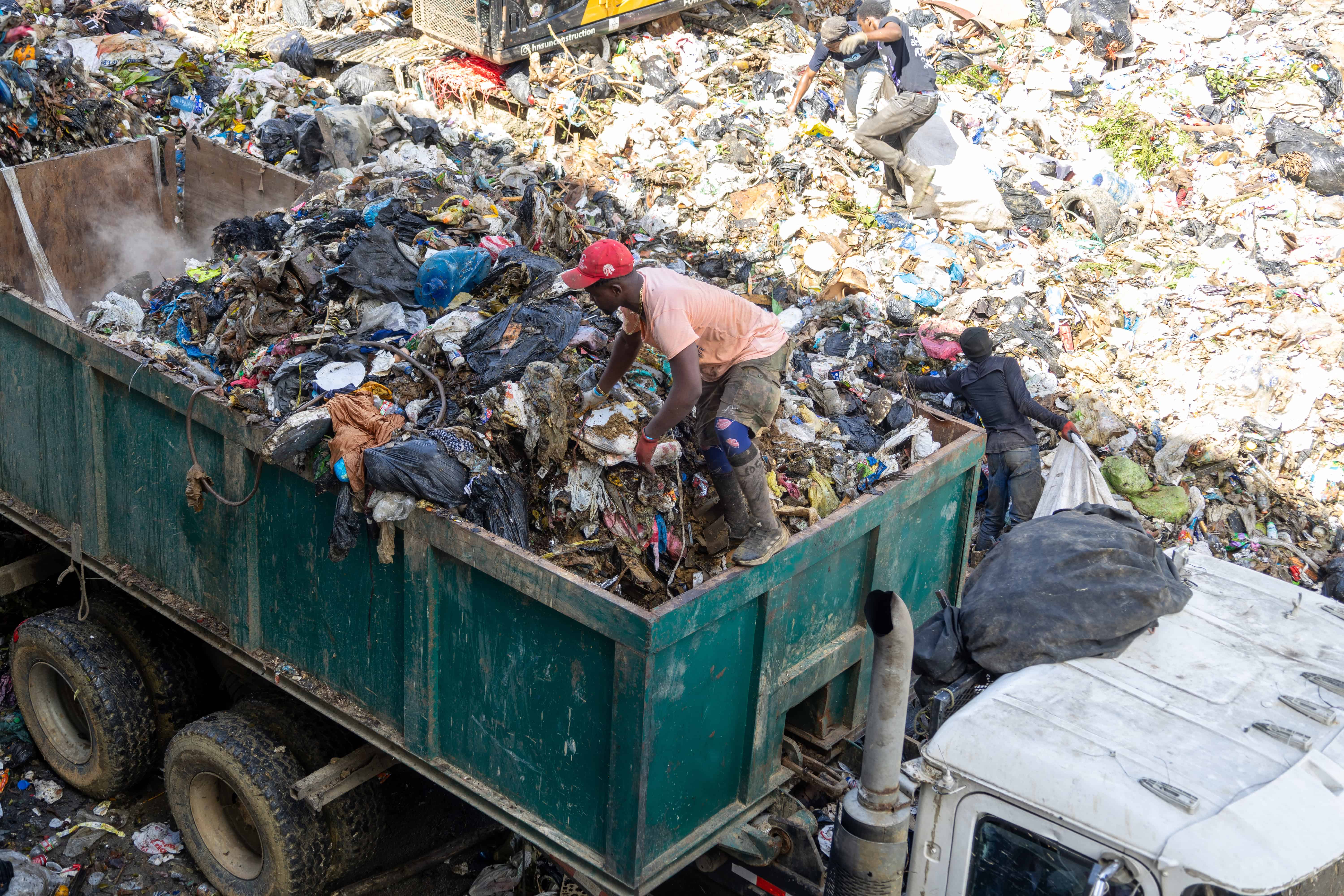 Las palas mecánicas trabajan permanentemente para disminuir la cantidad de basura en el área.