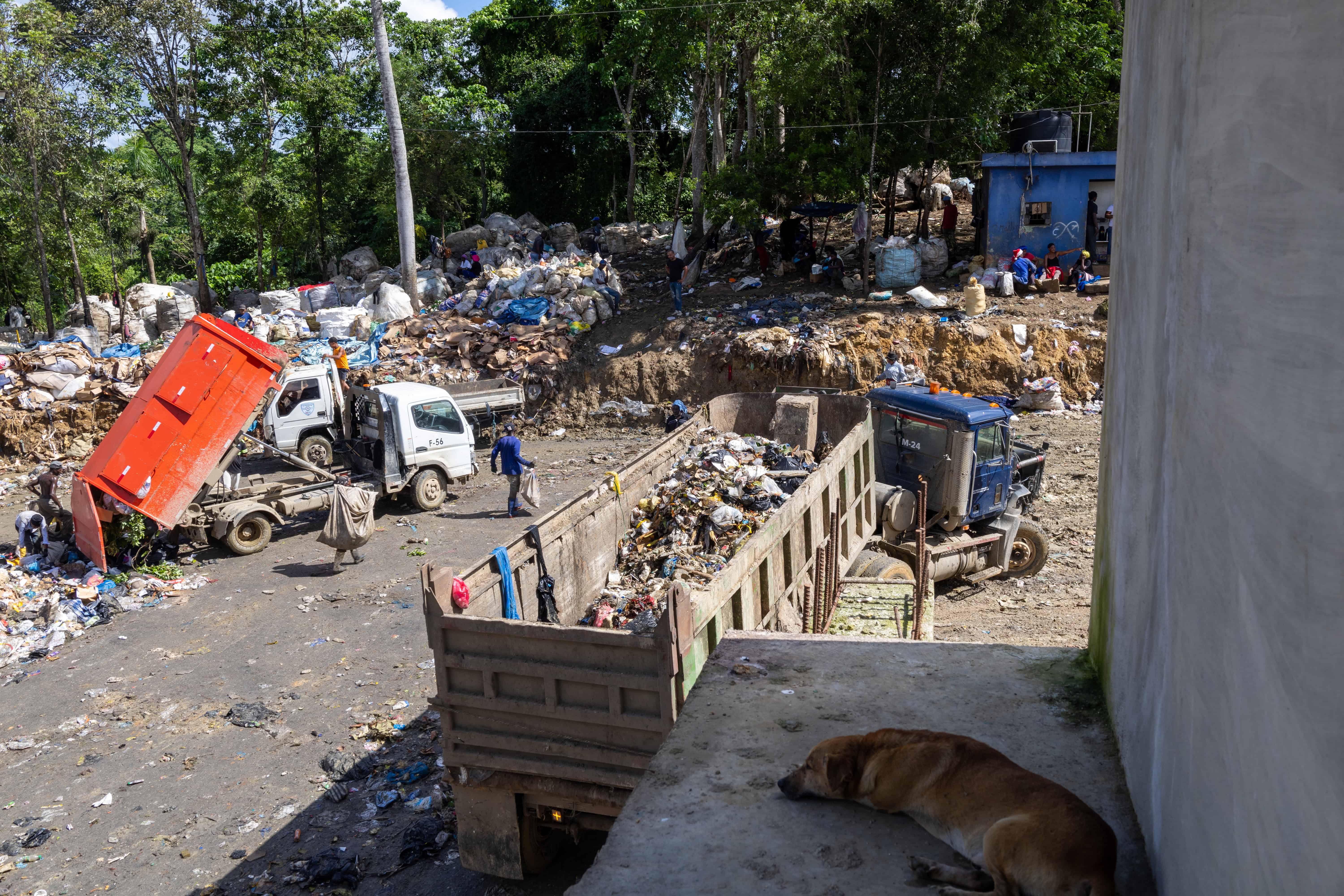 Las palas mecánicas trabajan permanentemente para disminuir la cantidad de basura en el área.