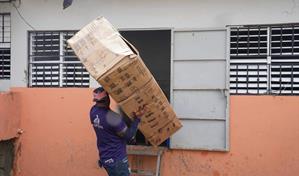Afectados por Melissa de La Cañada 30 de Mayo y Las Colinas en Baní reciben ayuda del Gobierno