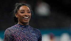 La gimnasta Simone Biles explica por qué decidió hacerse un aumento de senos