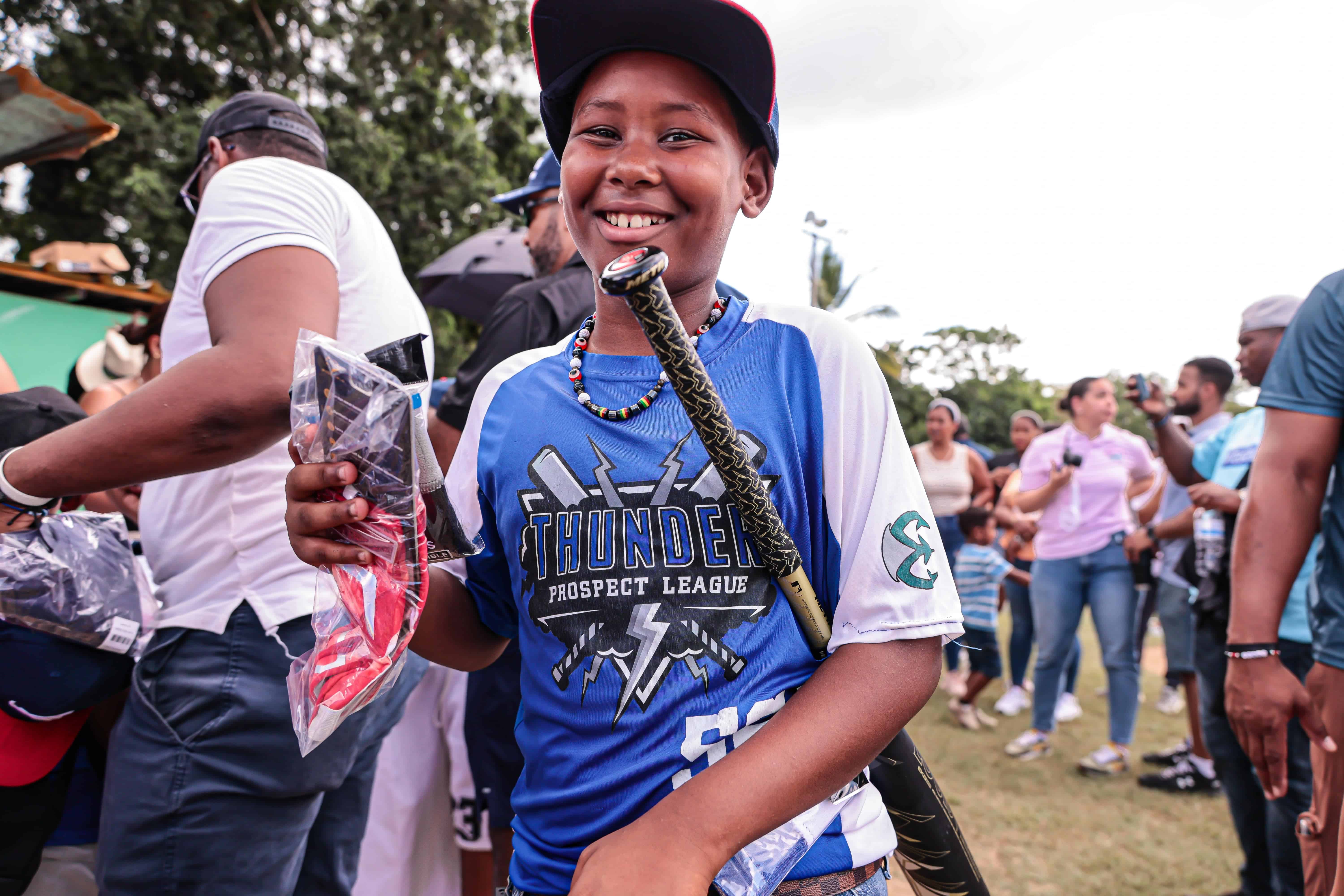 Los niños recibieron utilería deportiva.