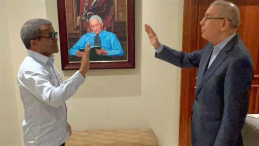 El exsacerdote y escritor Ricardo Fajardo es juramentado en el PLD