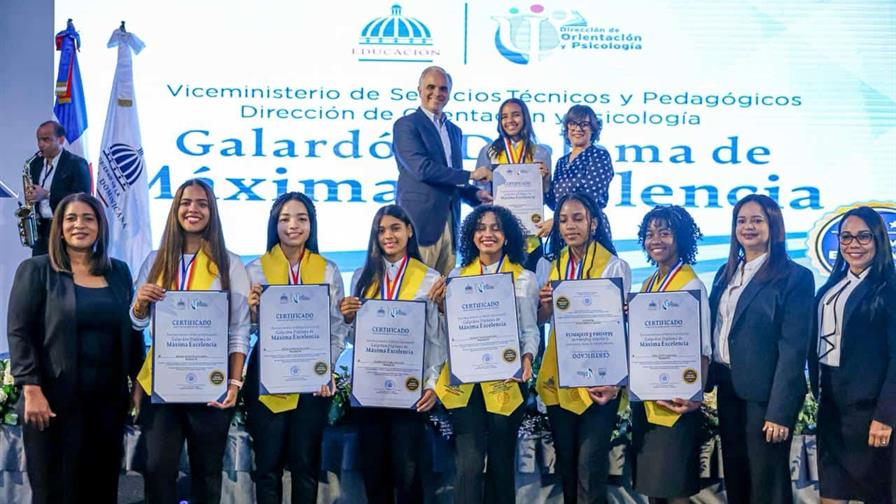 Luis Miguel De Camps entrega el Galardón Diploma de Máxima Excelencia a 150 estudiantes Luis Miguel De Camps entrega el Galardón Diploma de Máxima Excelencia a 150 estudiantes