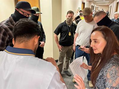 Cortes migratorias de Texas empujan ayuda a las aceras