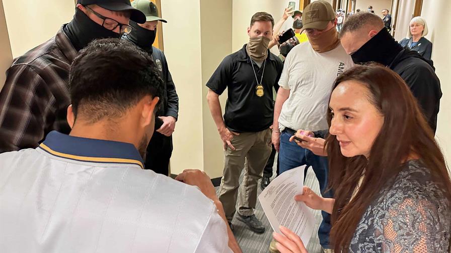 Bajo la sombra de ICE, las cortes migratorias en Texas empujan la ayuda a las aceras