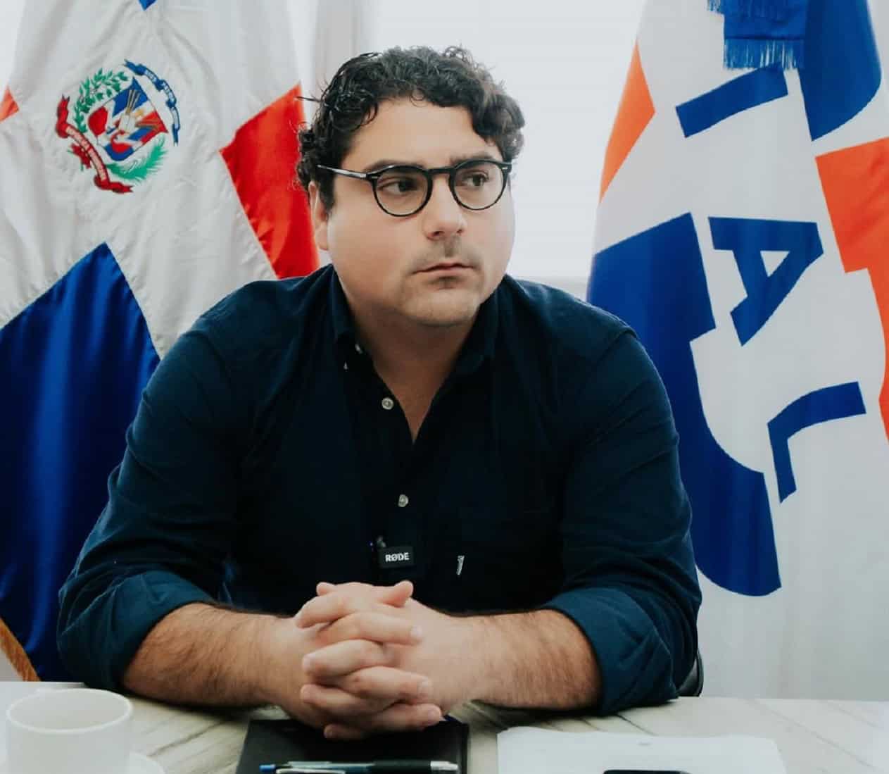 RD Vial instala alumbrado solar en principales autopistas para mejorar la seguridad vial