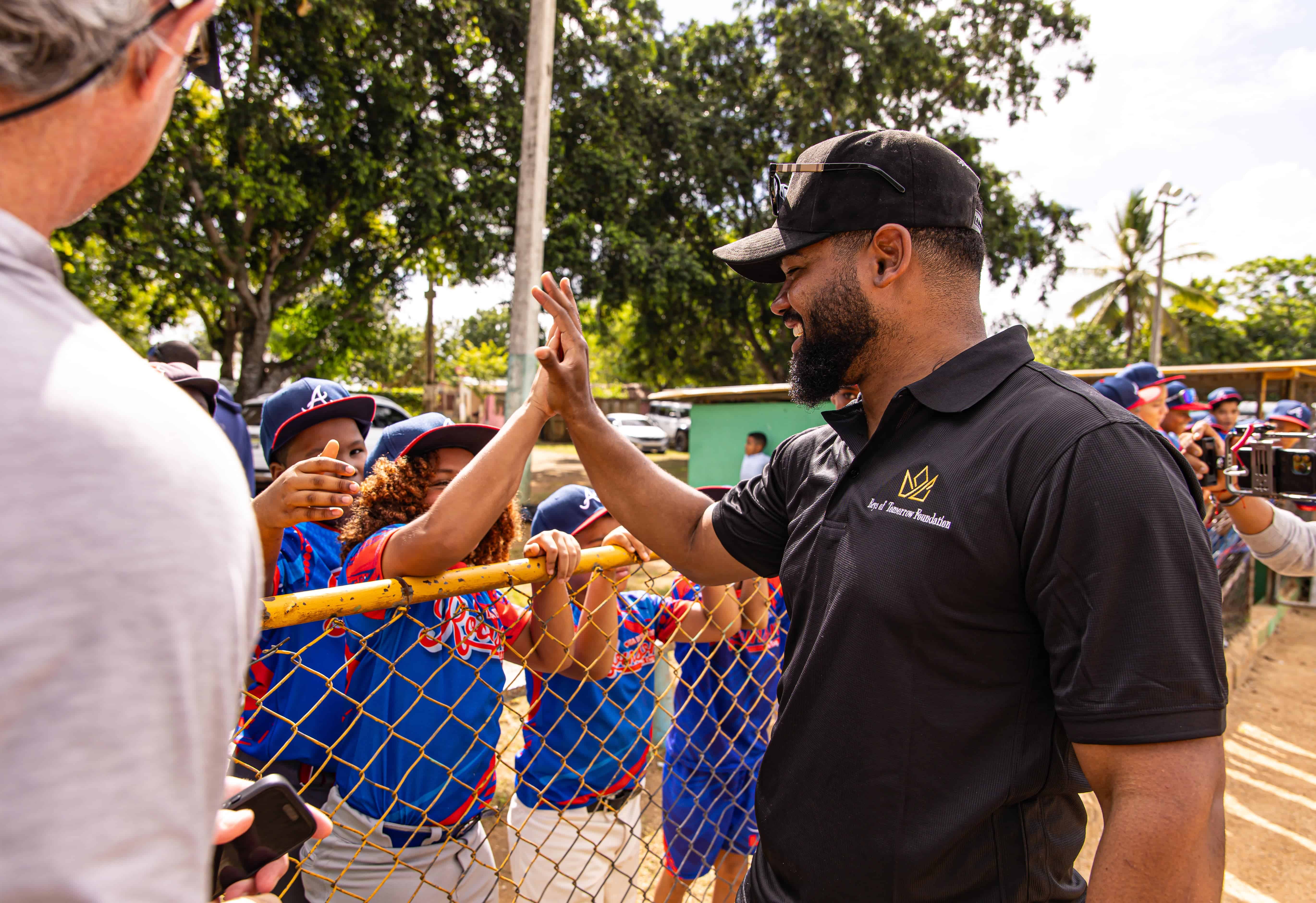 El pelotero Reynaldo López continúa apoyando a la comunidad que lo vio nacer, el batey Ingenio Angelina.
