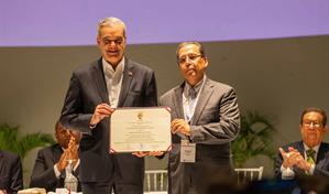 Presidente Luis Abinader recibe reconocimiento "Egresado Distinguido" del Loyola