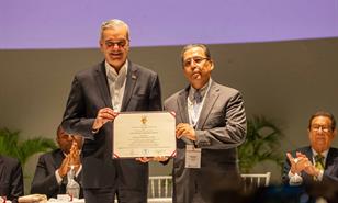 Presidente Luis Abinader recibe reconocimiento "Egresado Distinguido" del Loyola