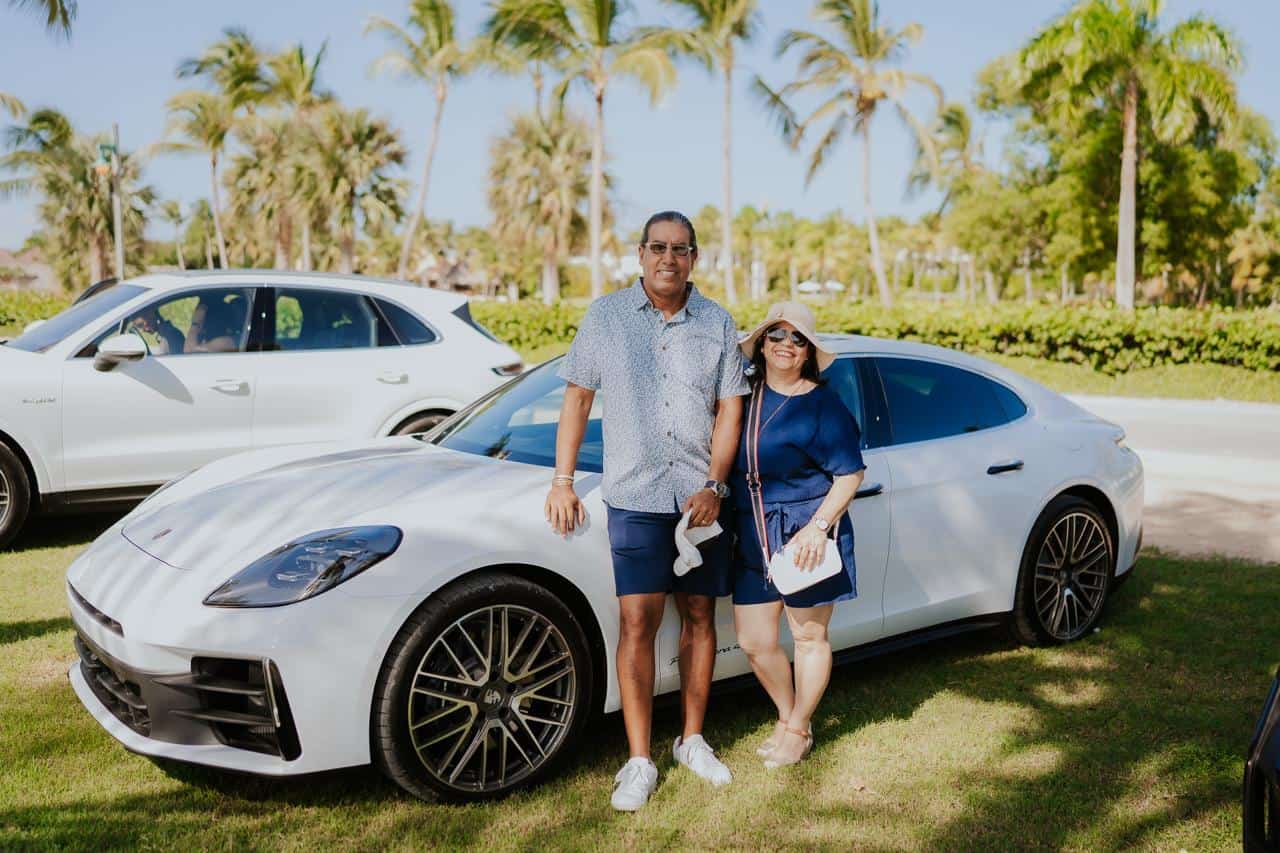 Carlos de Leoìn y Natash Egha.