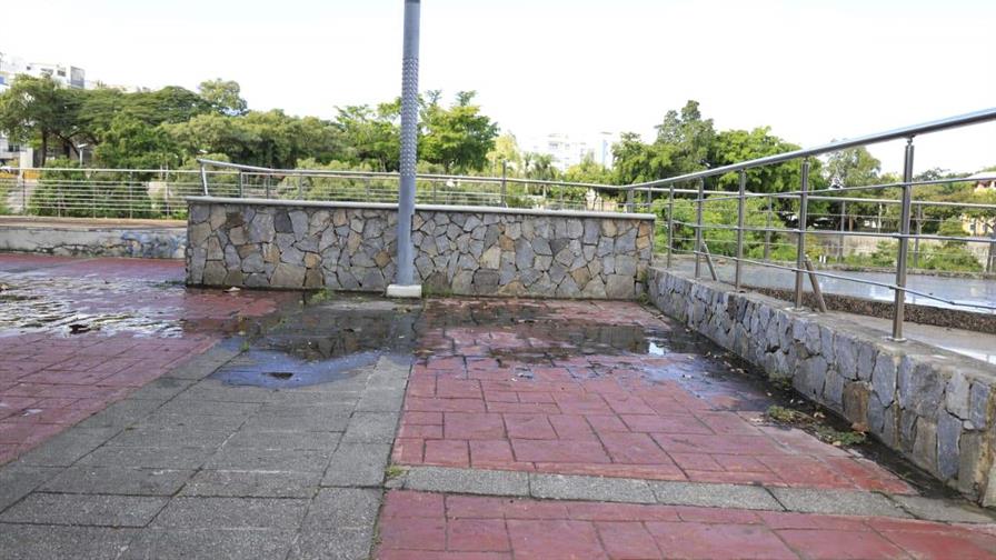 Entre maleza, basura y oscuridad: el silencioso deterioro del Parque Ambiental José Núñez de Cáceres Entre maleza, basura y oscuridad: el silencioso deterioro del Parque Ambiental José Núñez de Cáceres