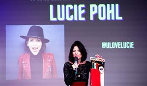 Un grupo de humoristas inmigrantes satirizan la represión de Trump