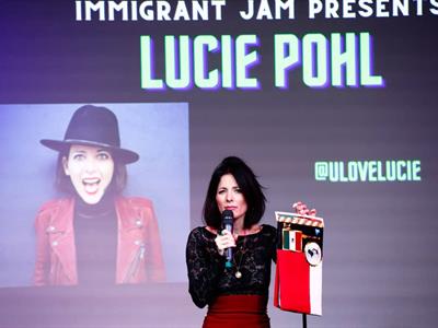 Humoristas inmigrantes satirizan la represión de Donald Trump