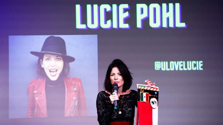 Un grupo de humoristas inmigrantes satirizan la represión de Trump Un grupo de humoristas inmigrantes satirizan la represión de Trump