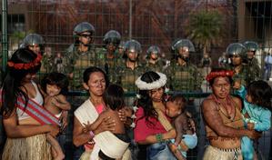 Un grupo de manifestantes indígenas bloquea por casi cuatro horas el ingreso a la COP30