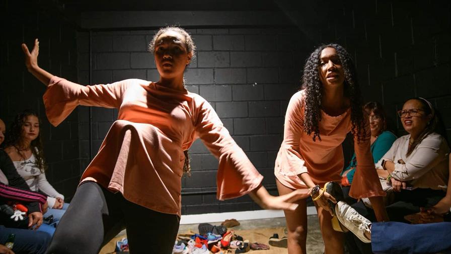 Lorena Oliva presenta obras que abordan la violencia contra la mujer en microteatro Lorena Oliva presenta obras que abordan la violencia contra la mujer en microteatro