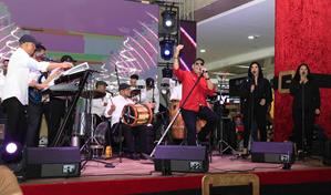 Sambil da la bienvenida a la Navidad con un vibrante encendido y merengue de Fernando Villalona