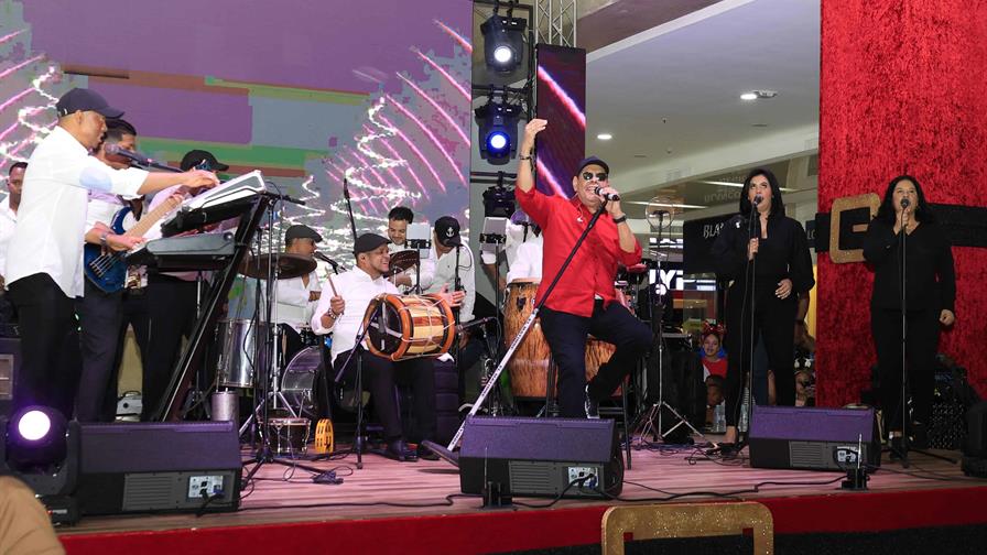 Sambil da la bienvenida a la Navidad con un vibrante encendido y merengue de Fernando Villalona