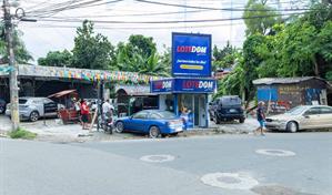 Una banca de lotería del consorcio de un diputado invade la acera sin sanción