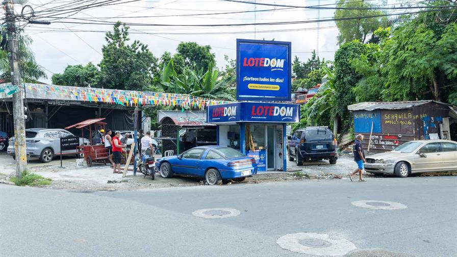 Una banca de lotería del consorcio de un diputado invade la acera sin sanción Una banca de lotería del consorcio de un diputado invade la acera sin sanción