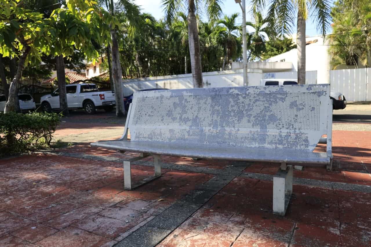 Las sillas muestran pintura descascarada y deterioro avanzado.