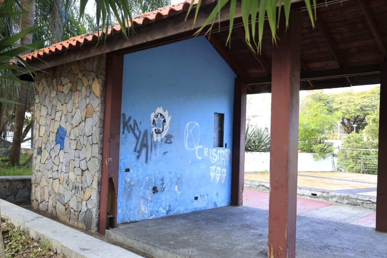 Paredes cubiertas de grafitis y suciedad dentro del parque
