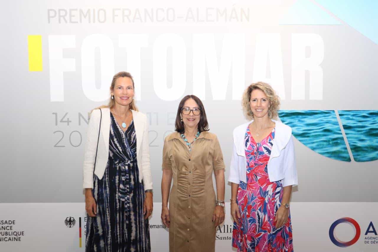 La embajadora de Alemania, Maike Friedrichsen; la directora general del MNHN, Celeste Mir; y la embajadora de Francia, Sonia Barbry, durante la presentaci&oacute;n del nuevo mural marino en el Museo Nacional de Historia Natural.<br><br>