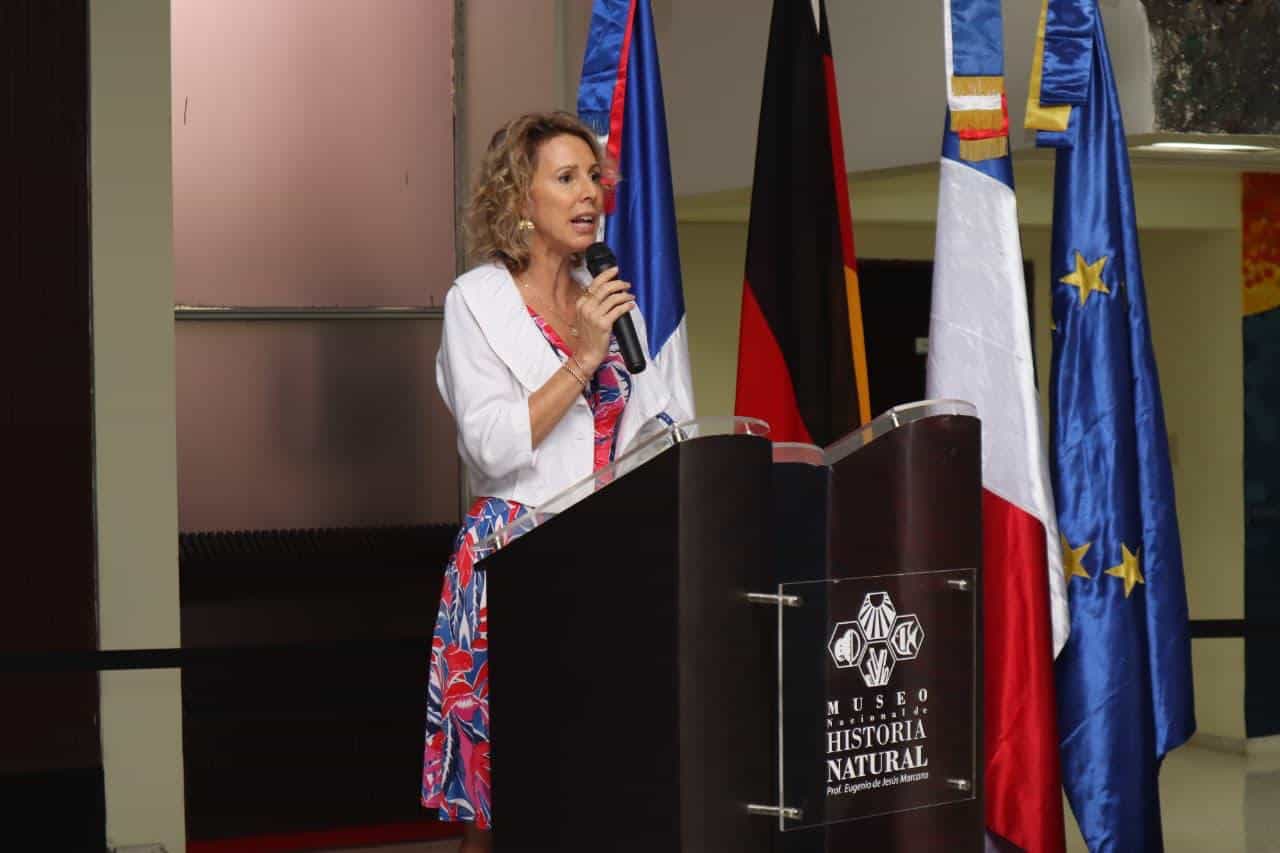 La embajadora de Francia, Sonia Barbry, se dirige al p&uacute;blico durante la inauguraci&oacute;n del mural y la exposici&oacute;n Fotomar en el Museo Nacional de Historia Natural.